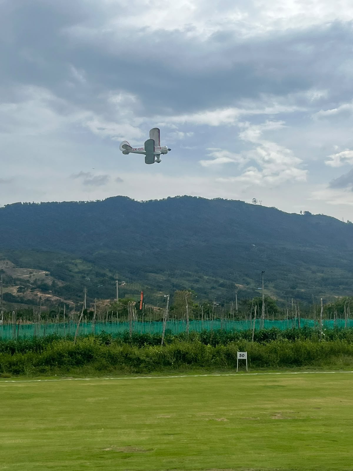 Biplano en vuelo sobre la pista