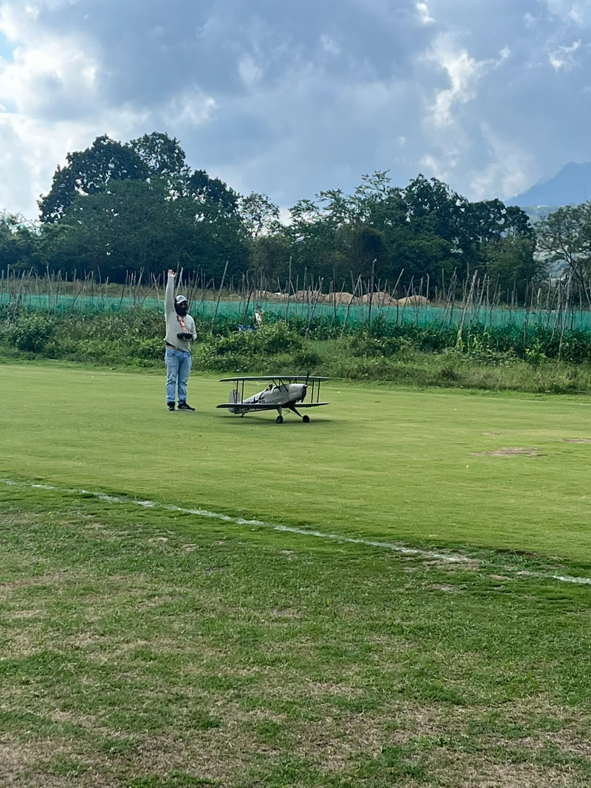 Piloto saludando antes del despegue