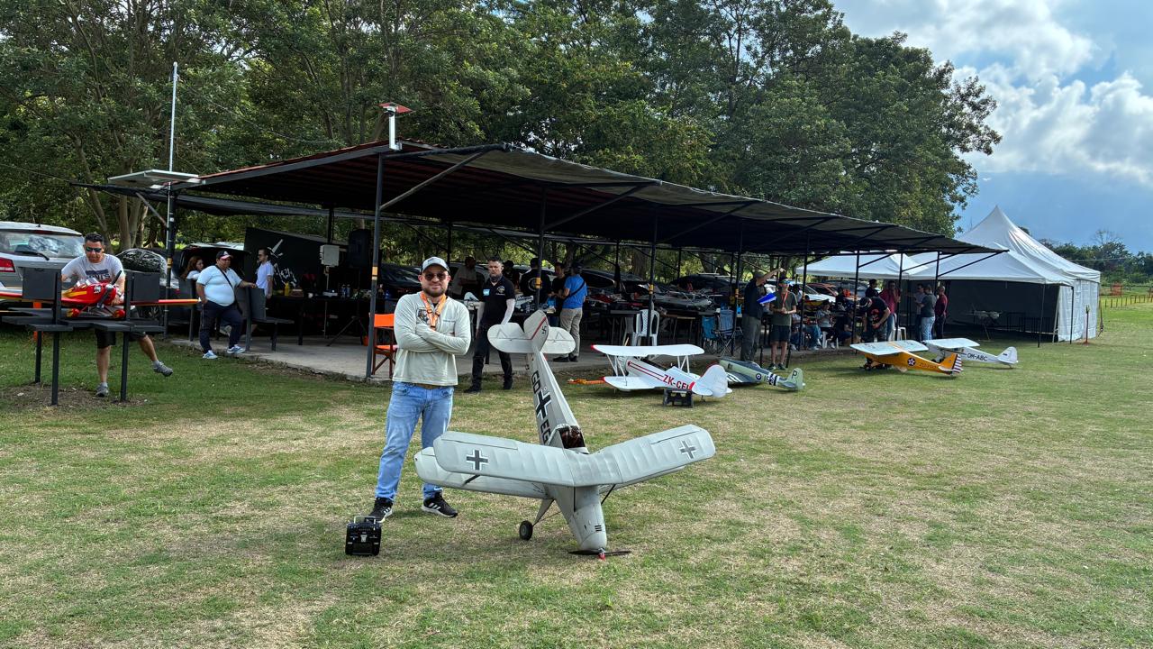 Piloto con su modelo en la zona de pits