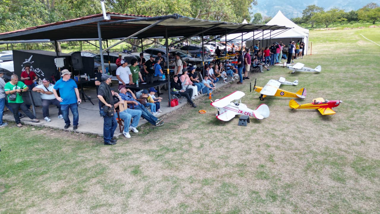 Público y aviones en la zona de pits, desde el aire