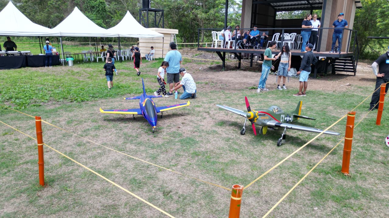 Jet y P-51 Mustang en el área de exhibición estática