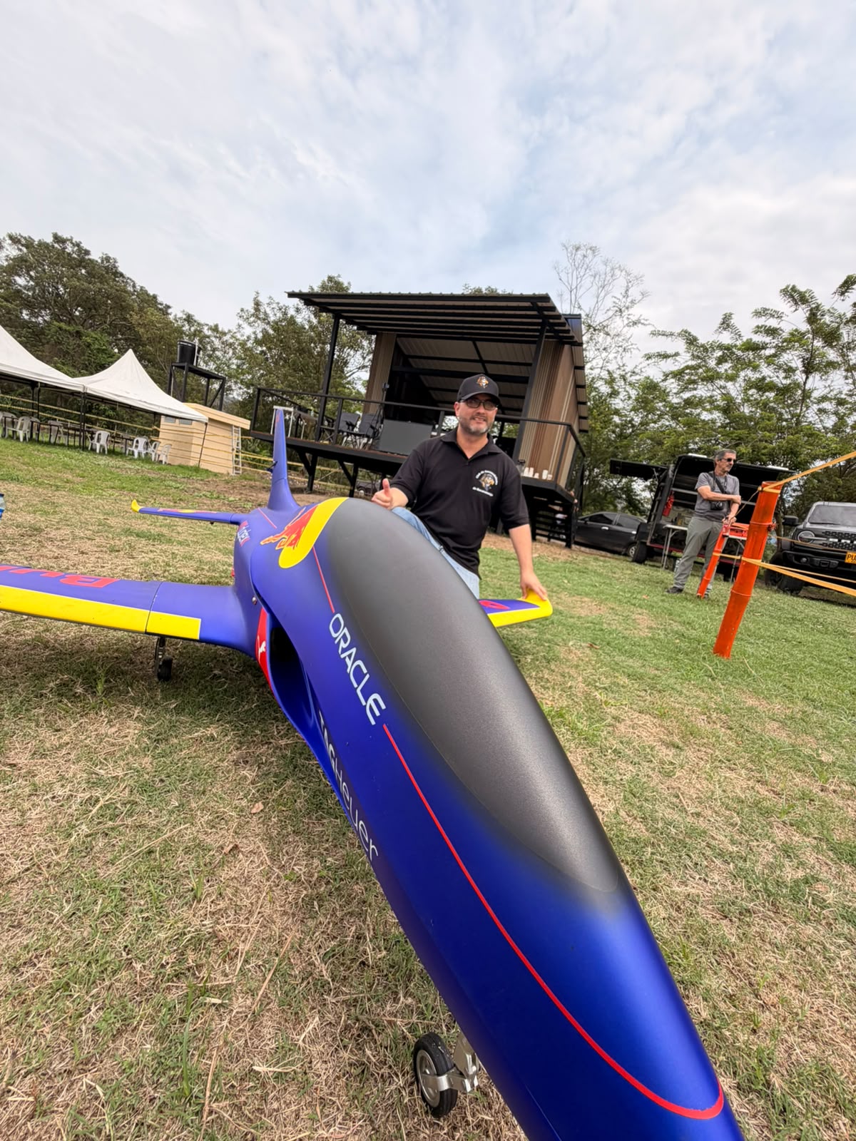 Los pilotos Gómez: jet en la plataforma